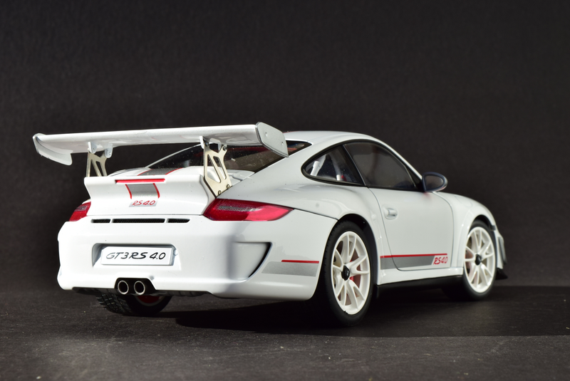 Illustration for article titled RennSport Battle: 997 911 GT3 RS 4.0, AUTOart v. Bburago